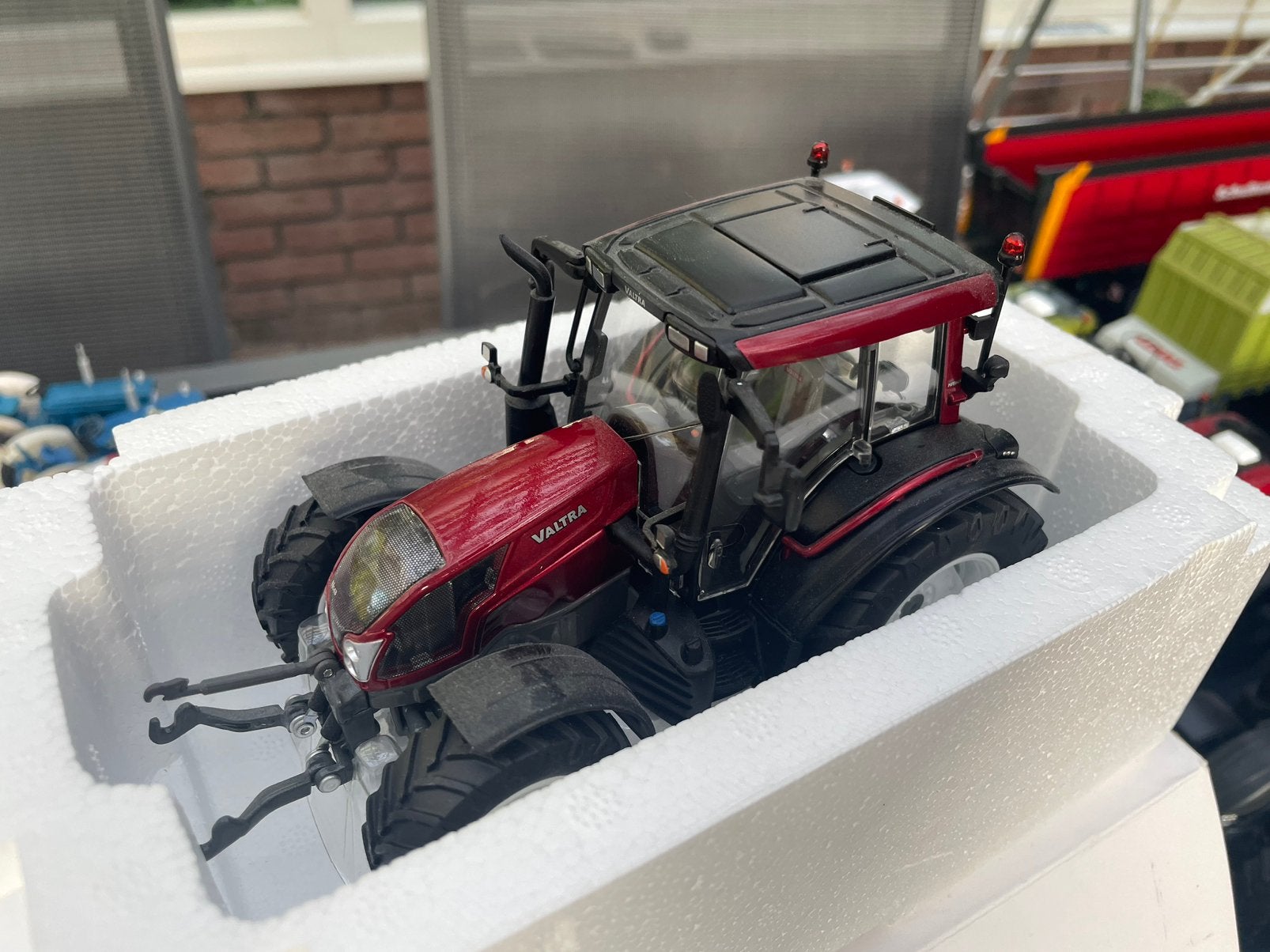 Wiking Valtra N143 zo goed als nieuw in doos, Ophalen of Verzenden, Zo goed als nieuw, Tractor of Landbouw, Overige merken