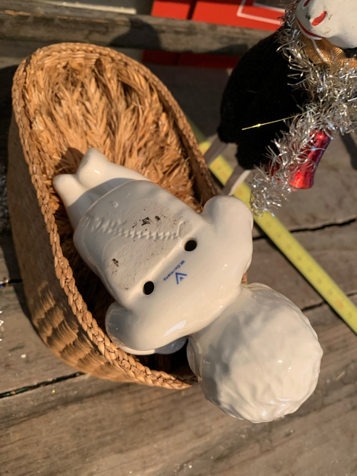 Vintage Hummel kindje in rieten wiegje - Kerst, Ophalen of Verzenden