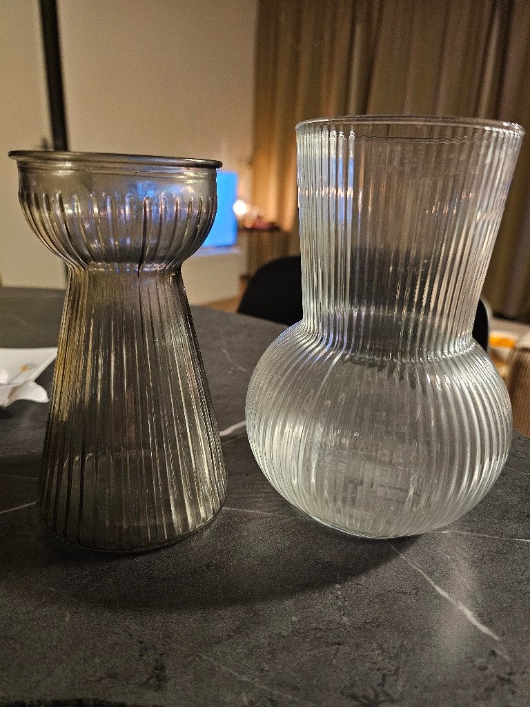 Set van 2 geribbelde glazen vazen - Grijs en Transparant, Met patroon/structuur, Ophalen of Verzenden, Glas, Zo goed als nieuw