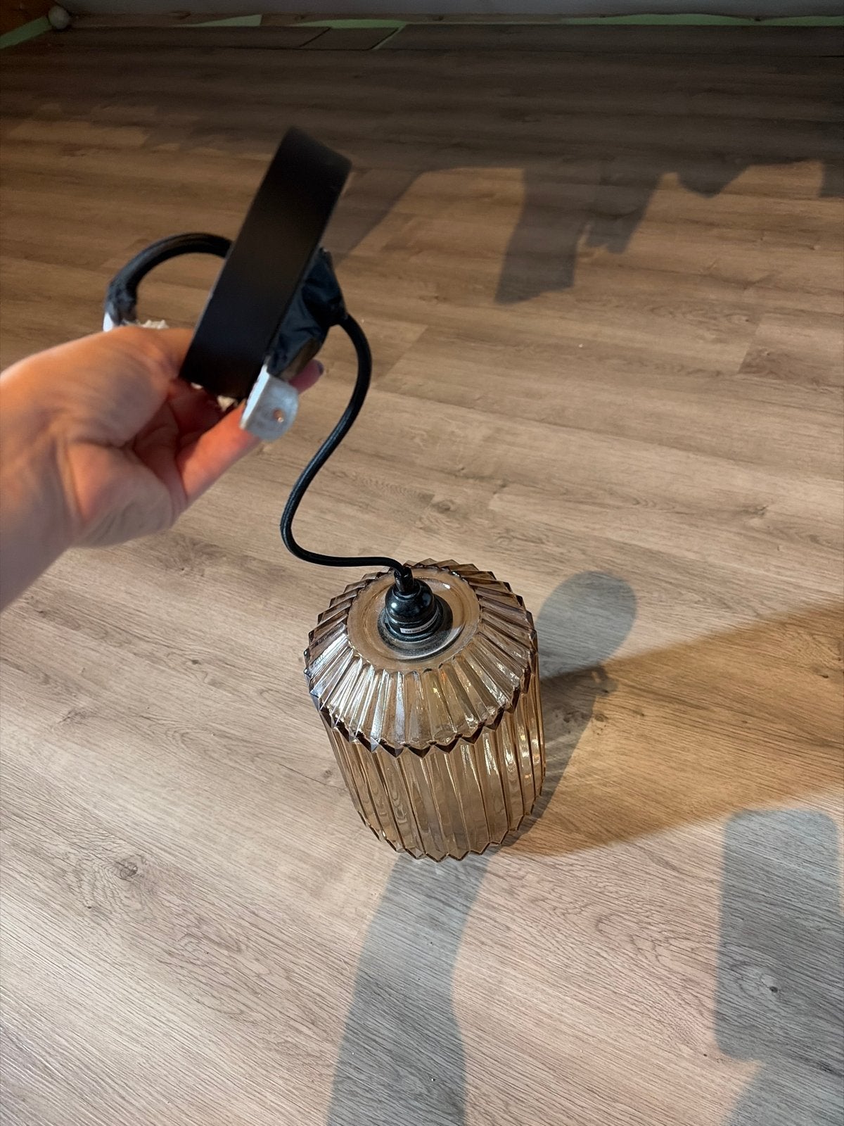 Moderne hanglamp met geribbeld glas en lichtbron, Ophalen, Gebruikt, Glas, E27 (groot)