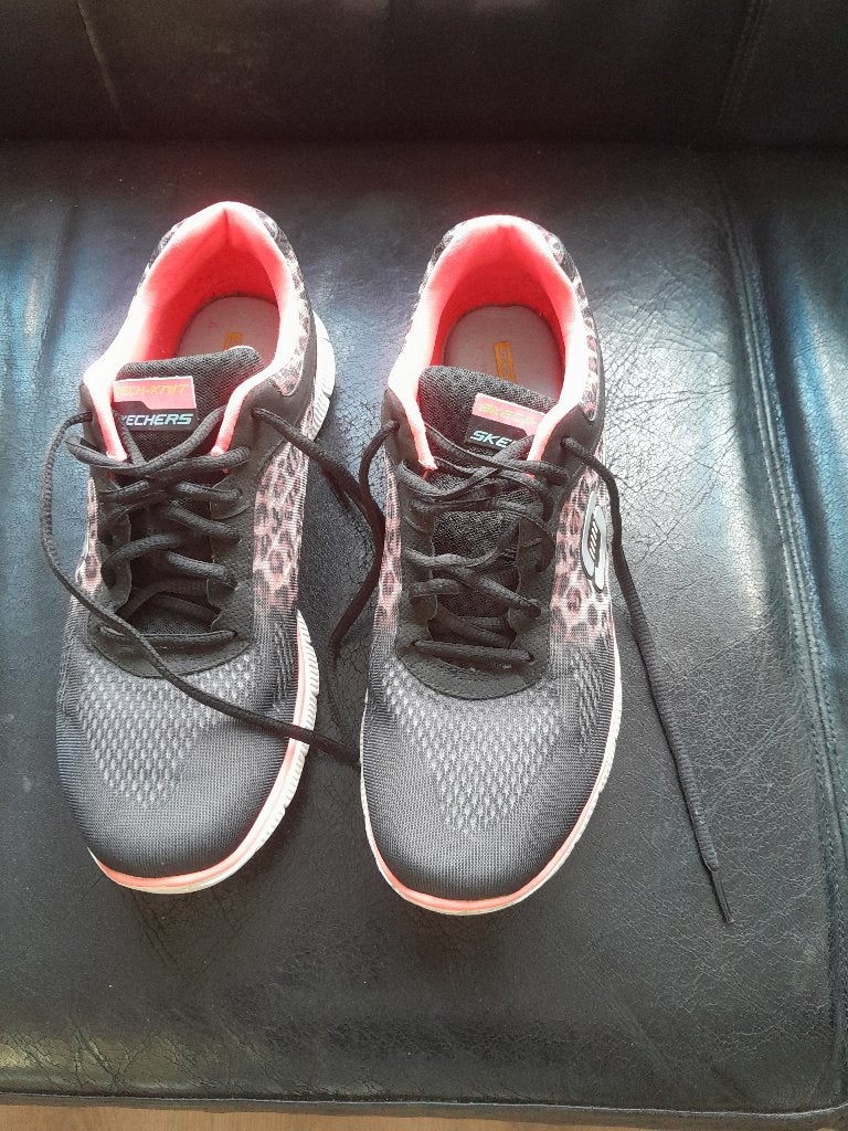 2 paar mooie sportschoenen maat 40/42 per paar 15 euro, Ophalen, Zwart, Sneakers of Gympen, Zo goed als nieuw