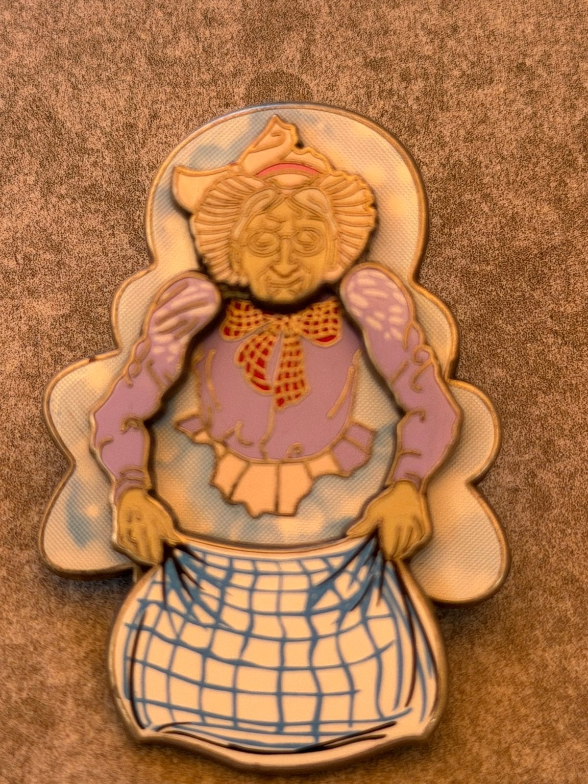 Efteling pin bewegende pin Vrouw Holle, Ophalen of Verzenden, Zo goed als nieuw, Button of Speldje