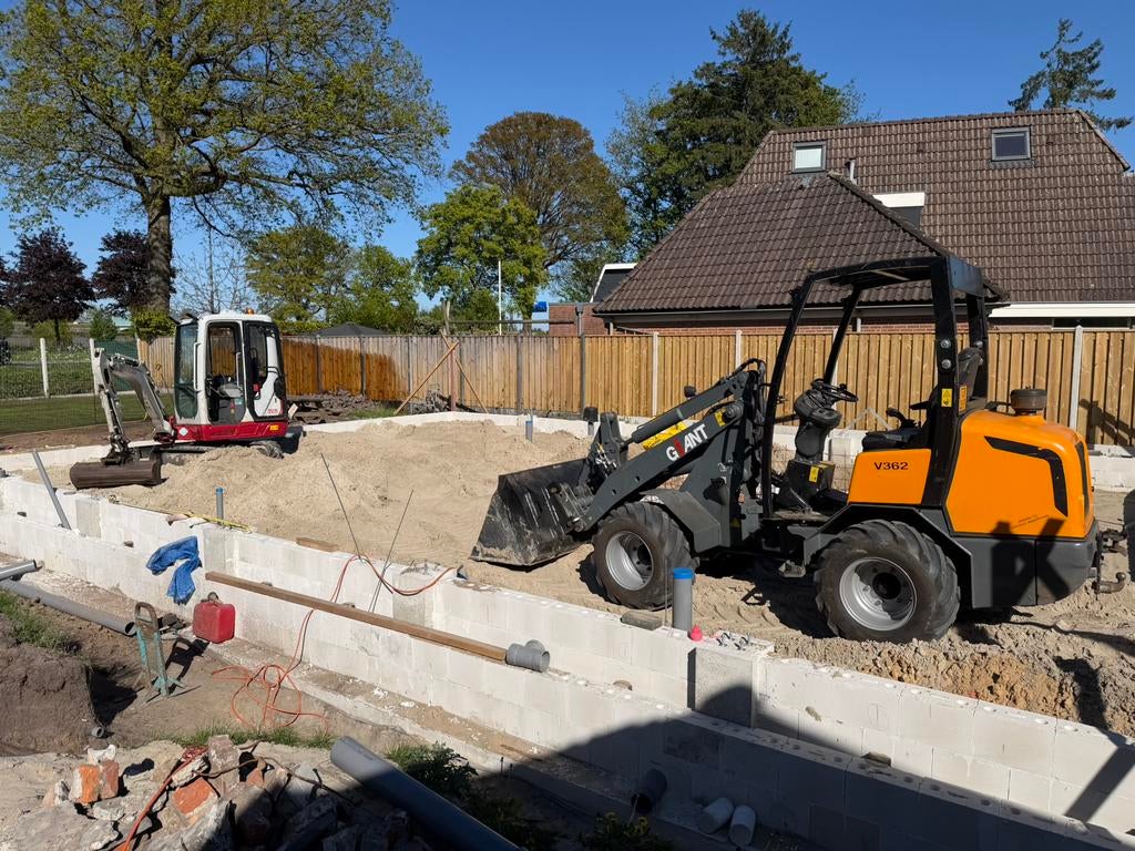 Te huur: graafmachine shovel trilplaat bandenzaag