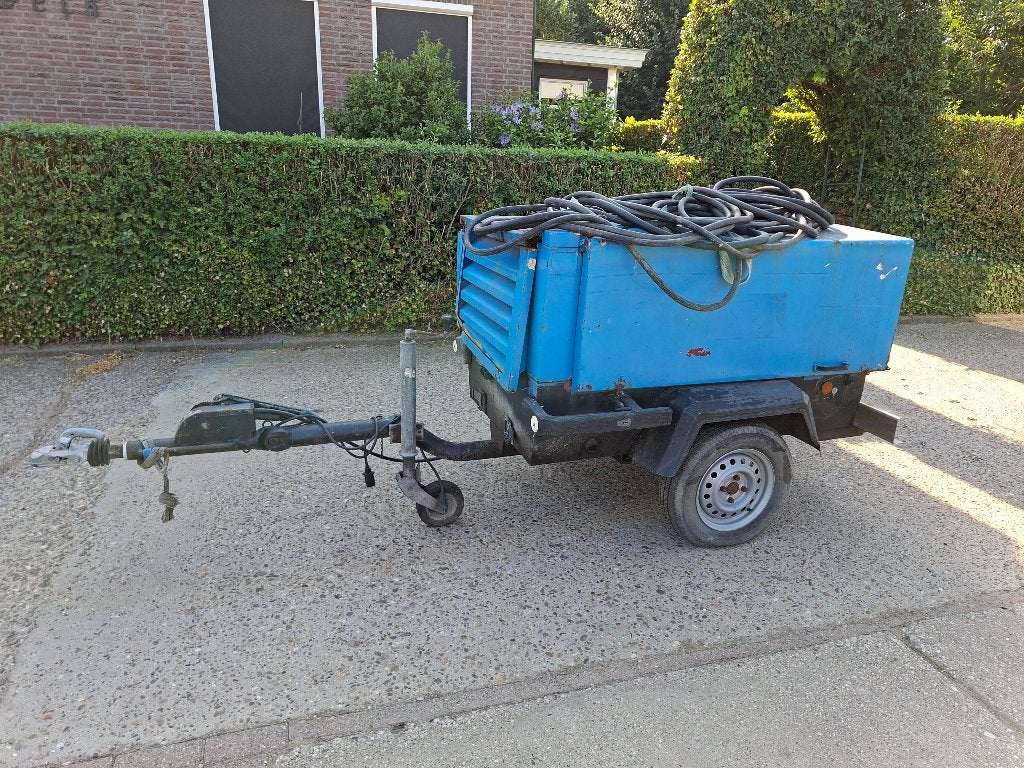 Compressor met motor op aanhanger, Ophalen, Gebruikt, Geluidgedempt, 200 tot 400 liter/min