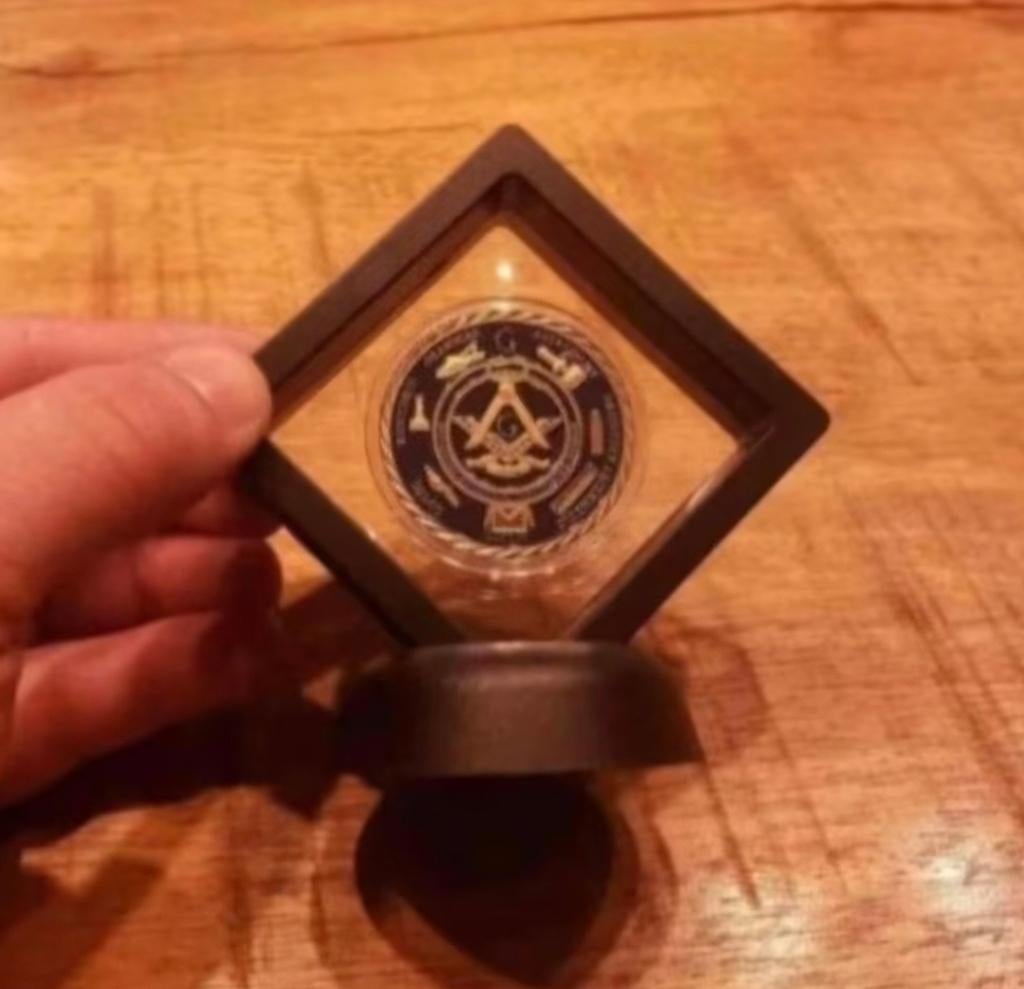 Freemason Masonic coin /munt in display box., Ophalen of Verzenden, Nederland, Munten