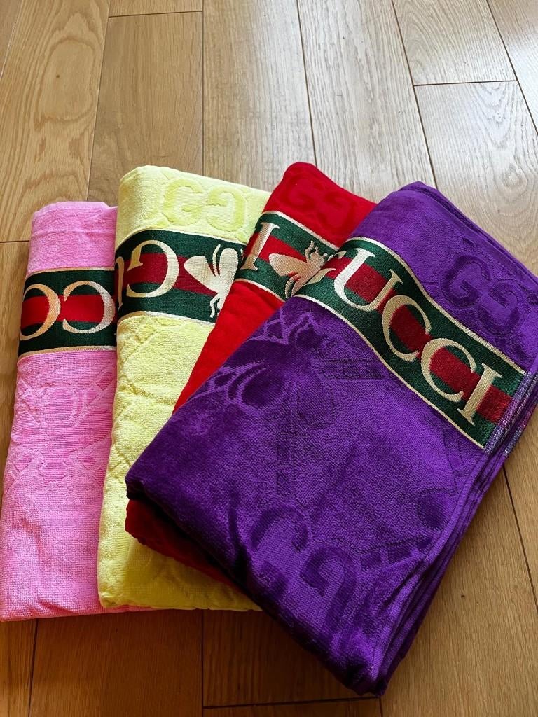 Gucci handdoek, heel groot, prachtige kleuren, nieuw, Ophalen of Verzenden, Nieuw, Paars, Handdoek