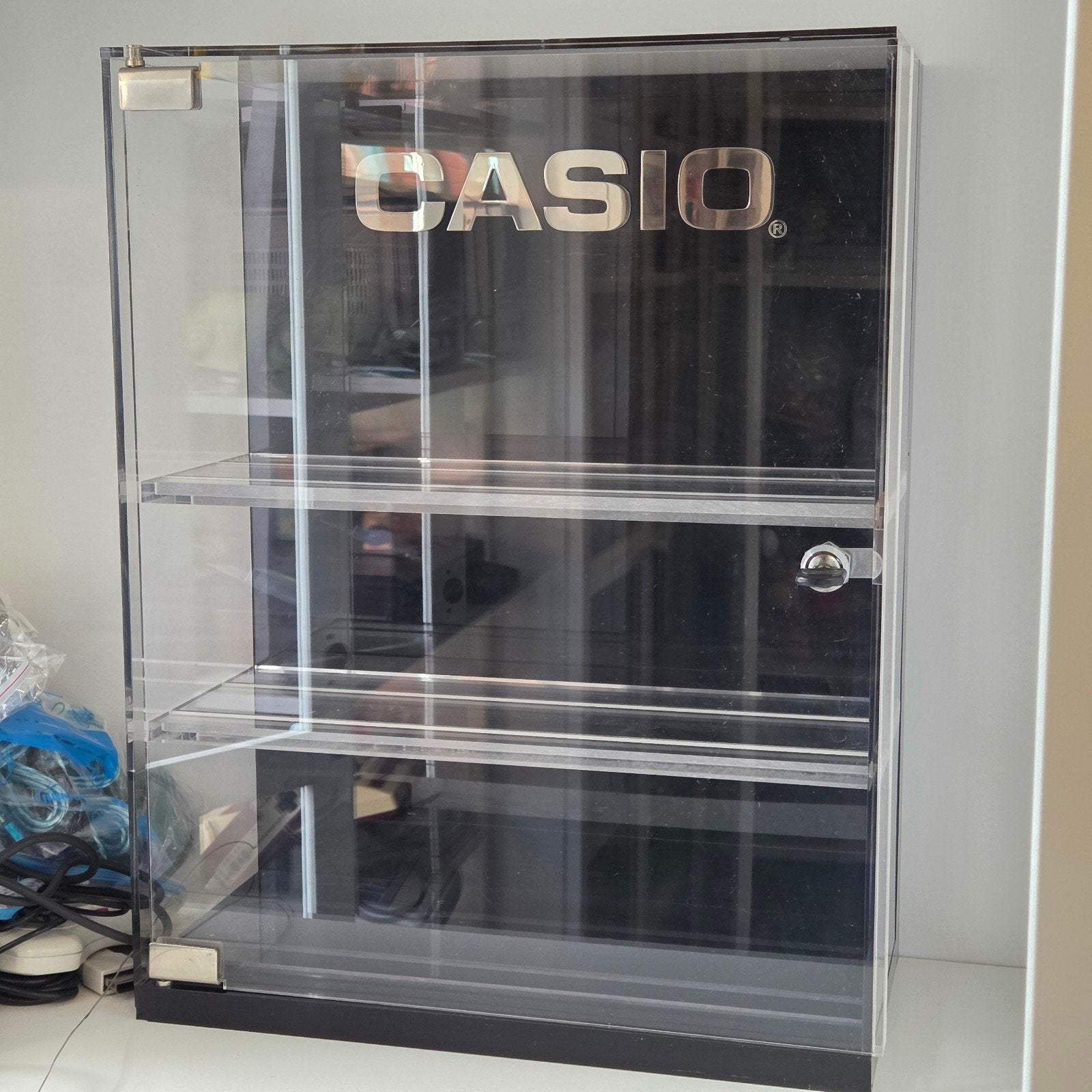 Officiële Casio Display Kast met Sleutel, Huis en Inrichting, Kasten | Vitrinekasten, Zo goed als nieuw, Minder dan 100 cm, Minder dan 50 cm