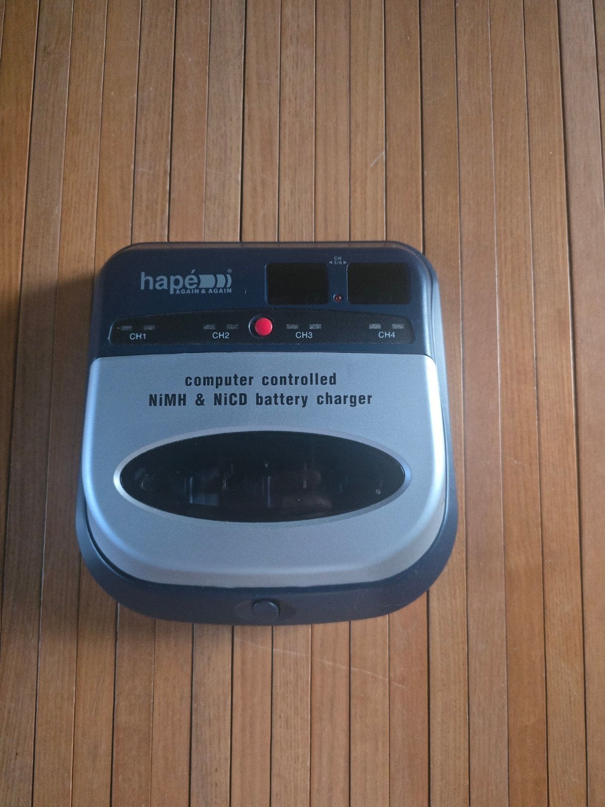Hapé computergestuurde NiMH & NiCD acculader, Ophalen of Verzenden, Gebruikt, Oplaadbaar