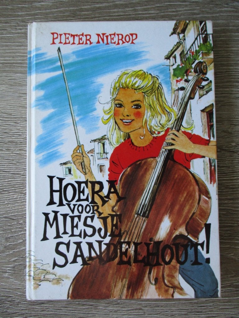 Hoera voor Miesje Sandelhout - Pieter Nierop, Boeken, Ophalen of Verzenden, Gelezen, Fictie algemeen