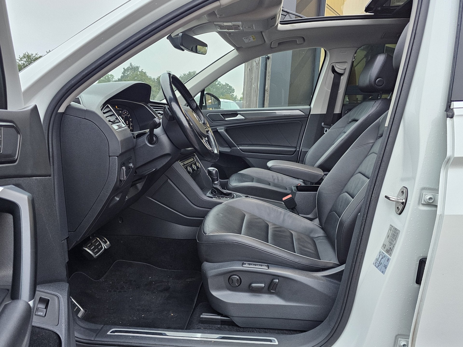 Volkswagen Tiguan 1.4 TSI ACT Highline Business R-line | Pan, 4 cilinders, Wit, Leder, SUV of Terreinwagen