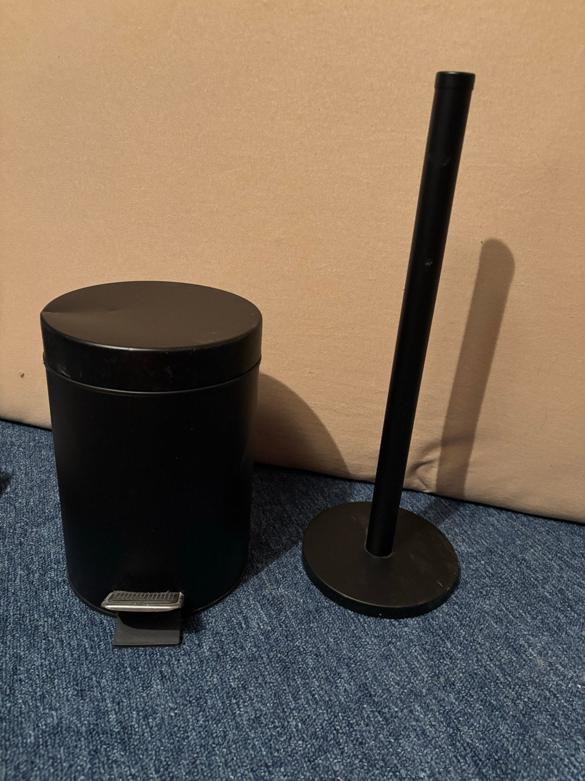 Zwarte pedaalemmer en toiletrolhouder set, Ophalen, 50 – 75, Gebruikt, Met pedaal