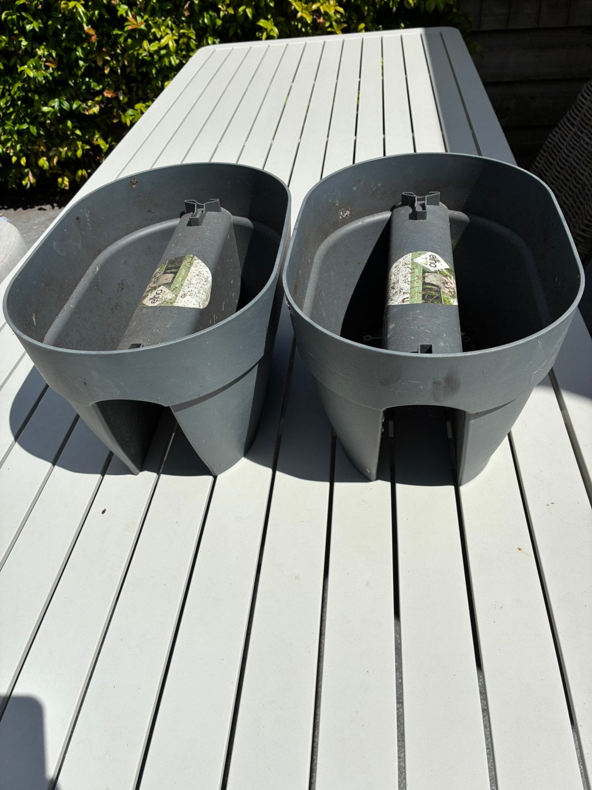 Twee grijze balkonbakken, Tuin en Terras, Kunststof, Minder dan 30 cm, Balkon, Rond
