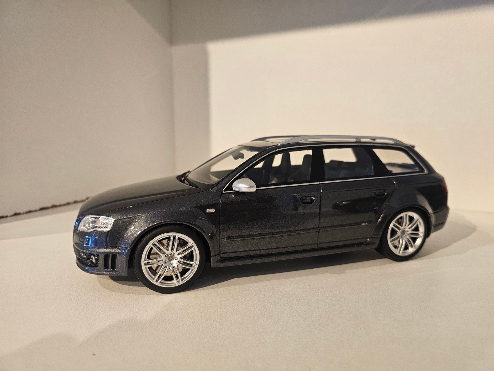 OTTOMOBILE OT721 AUDI RS4 AVANT GRIJS 1:18, Hobby en Vrije tijd, Ophalen of Verzenden, Zo goed als nieuw, Auto, OttOMobile