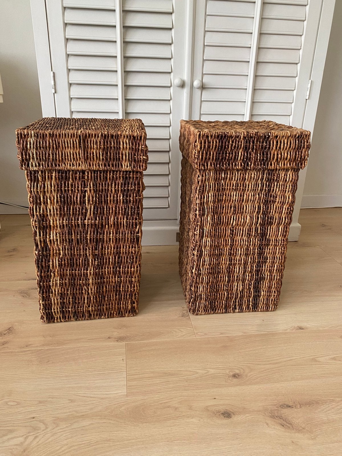2 rieten manden (setje), Huis en Inrichting, Ophalen, Met deksel, Mand, Zo goed als nieuw