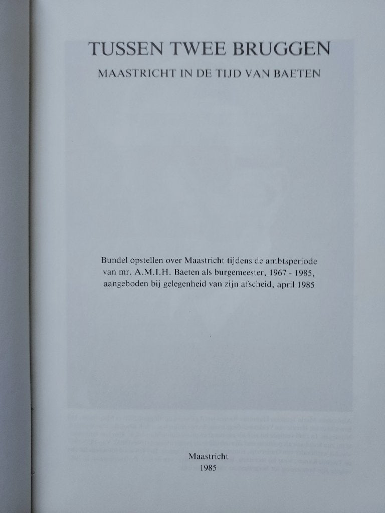 Tussen twee bruggen. Maastricht in de tijd van Baeten, Ophalen of Verzenden, Zo goed als nieuw