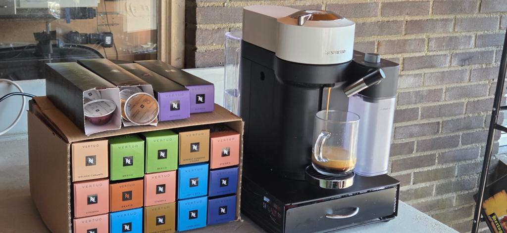Nespresso Vertuo Lattissima met capsulehouder en capsules, Witgoed en Apparatuur, Koffiezetapparaten, Koffiemachine, Ophalen of Verzenden