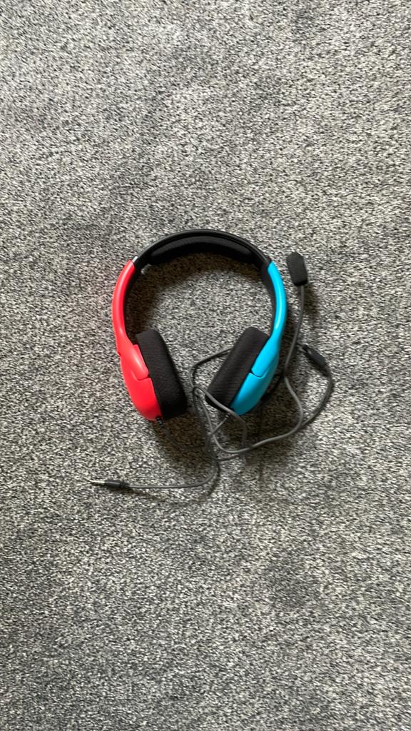 Nintendo Switch Headset Rood/Blauw met Microfoon, Nintendo, Ophalen of Verzenden, Zo goed als nieuw, Headset