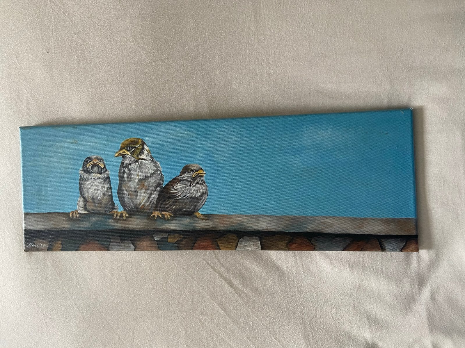 Schilderij: Drie nieuwsgierige vogeltjes op een muur, Acrylverf, Doek, Realistisch, Dieren