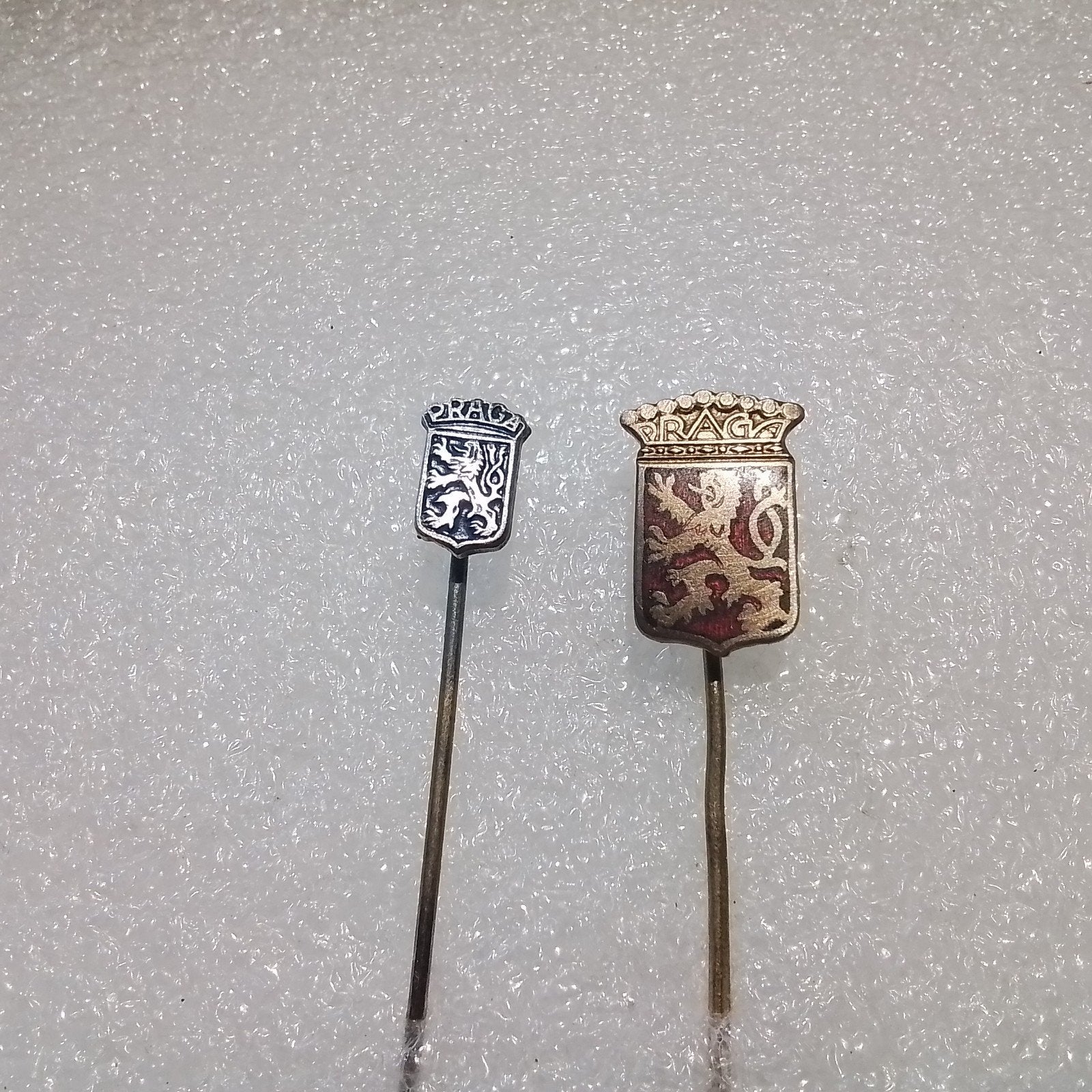 2x Praga ,historisch Tsjechische autofabrikant, geëmailleerd, Ophalen of Verzenden