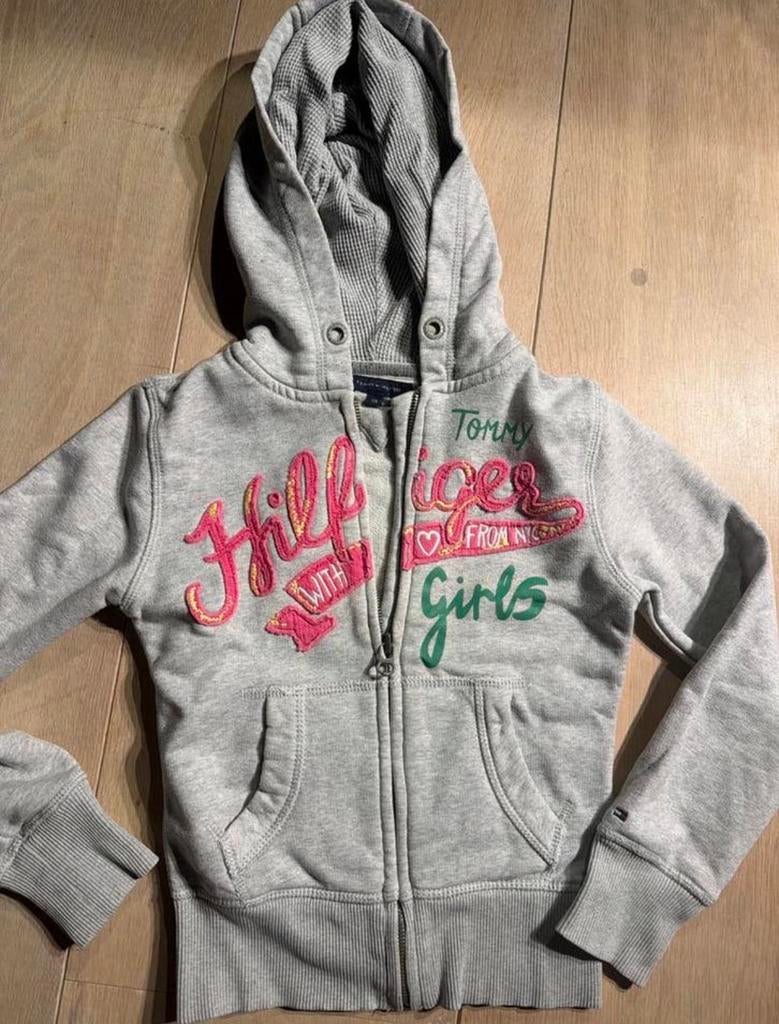Leuk Tommy Hilfiger vest voor meisjes - Maat 128, Ophalen of Verzenden, Gebruikt, Meisje, Trui of Vest