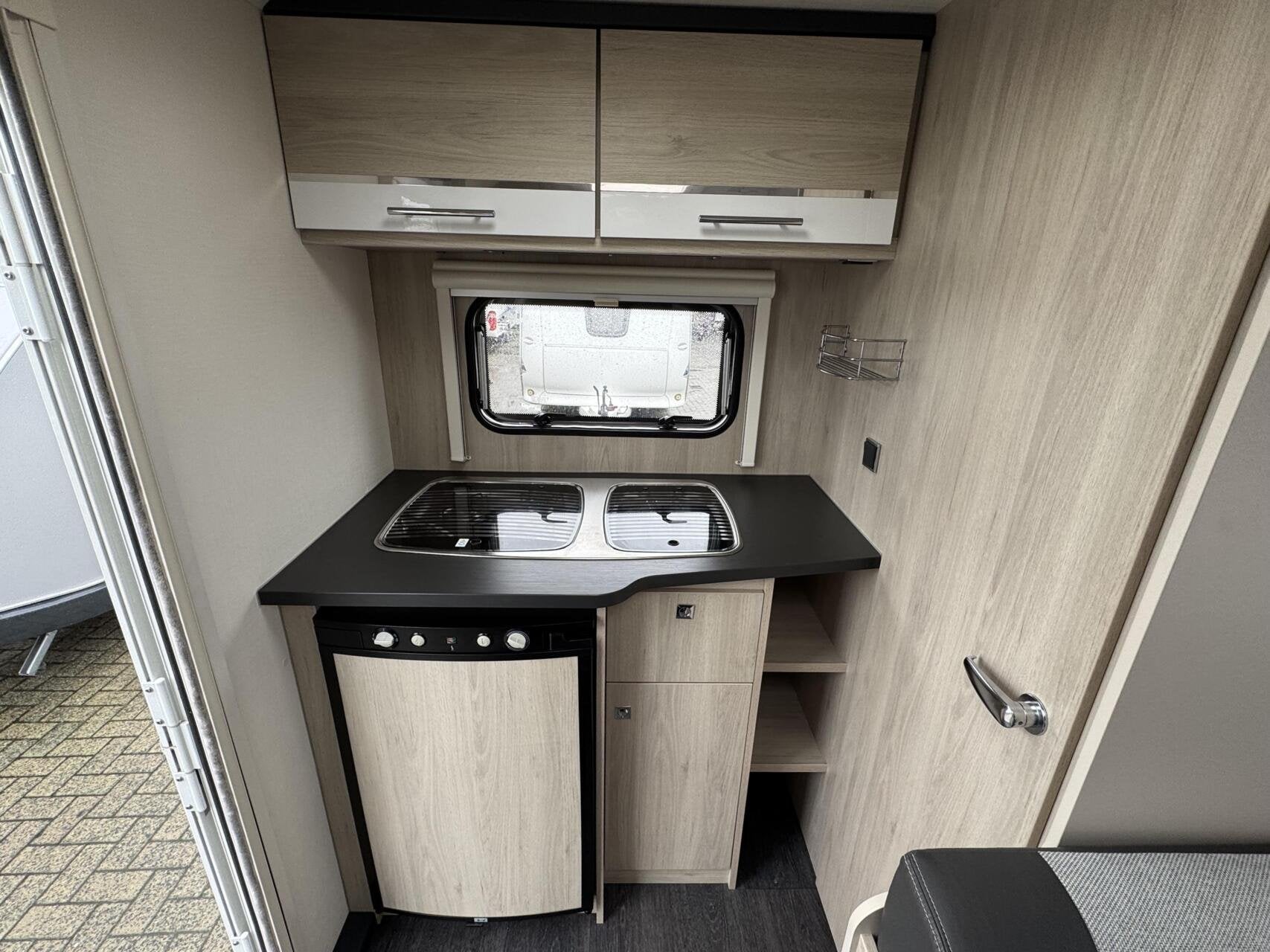 Foto 8 van CARAVELAIR ANTARES STYLE 400, DWARSBED, TREINZIT, VOORTENT,
