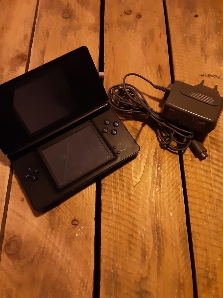 Nintendo DS Lite rood en zwart met oplader, Spelcomputers en Games, Ophalen of Verzenden, Gebruikt, Rood, DS Lite