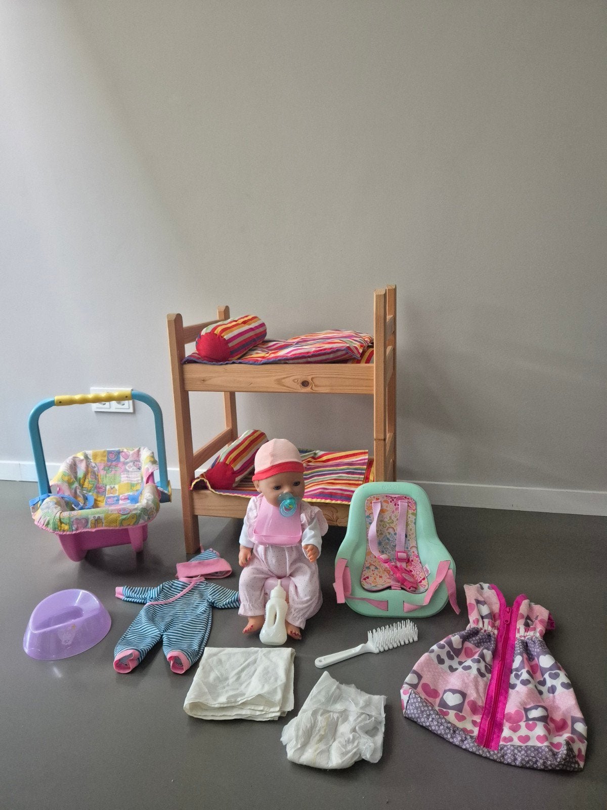Baby Born pop met bed, maxicosi, fietsstoeltje en accessoire, Kinderen en Baby's, Speelgoed | Poppen, Ophalen, Gebruikt, Babypop