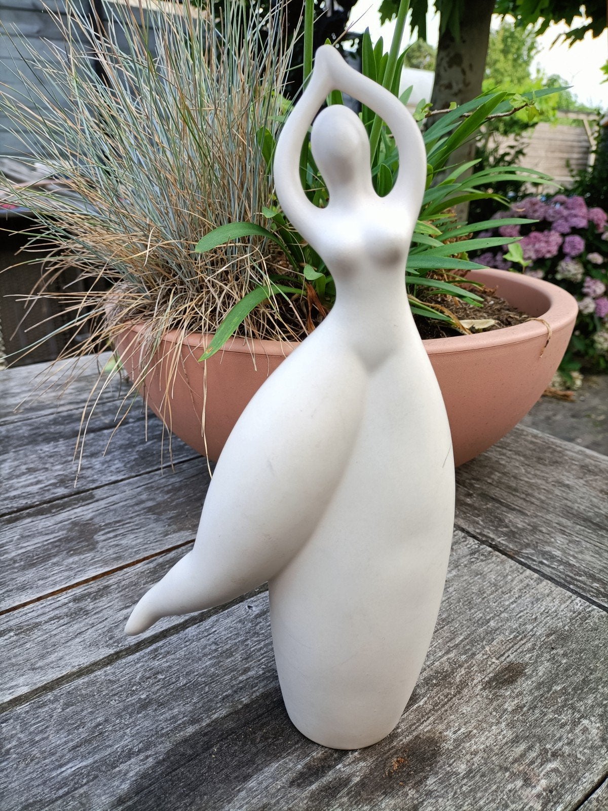 Fat dancing girl. Sculptuur van een danseres., Ophalen