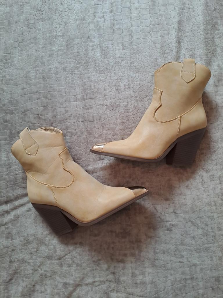 Cowboy Laarzen Nieuw!, Kleding | Dames, Hoge laarzen, Ideal Shoes, Beige, Ophalen of Verzenden