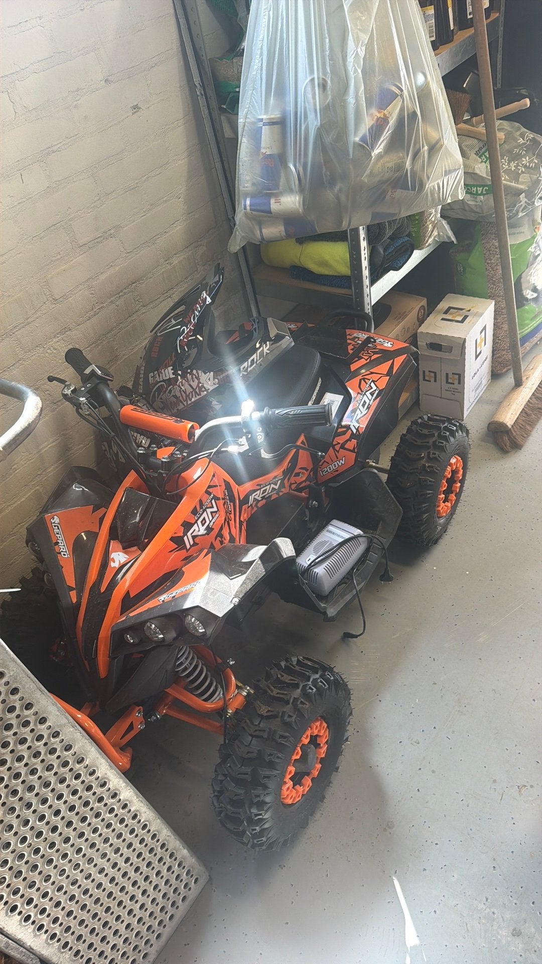 Kinder qaud elektrisch groot accu pakket bijna hagel nieuw, Ophalen of Verzenden, Zo goed als nieuw, Overige schalen, Auto offroad