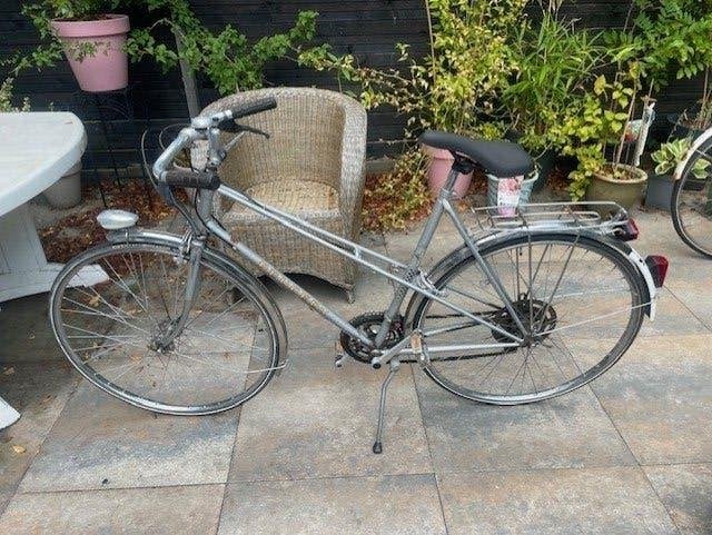 Peugeot dames- en Batavus herensportfiets, Ophalen, 28 inch, Gebruikt, 10 tot 15 versnellingen