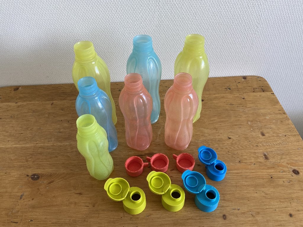 7 Tupperware Drink Flesjes ( 3x 750 , 3x 500, 1 x 300 ml ), Ophalen of Verzenden, Gebruikt, Beker of Kan