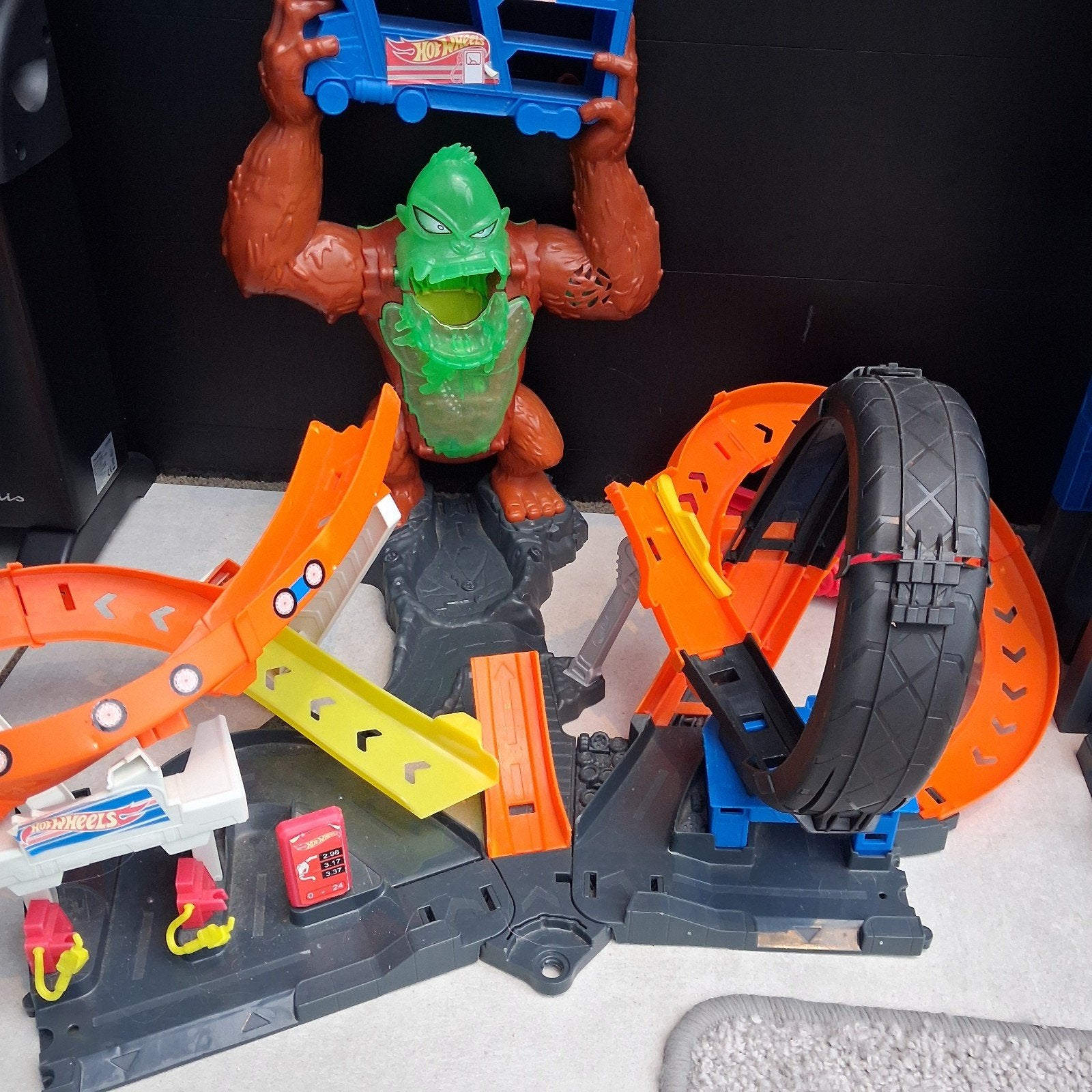 Hot Wheels Gorilla City Attack Baan met Auto Transporter, Ophalen of Verzenden, Gebruikt, Jongen of Meisje
