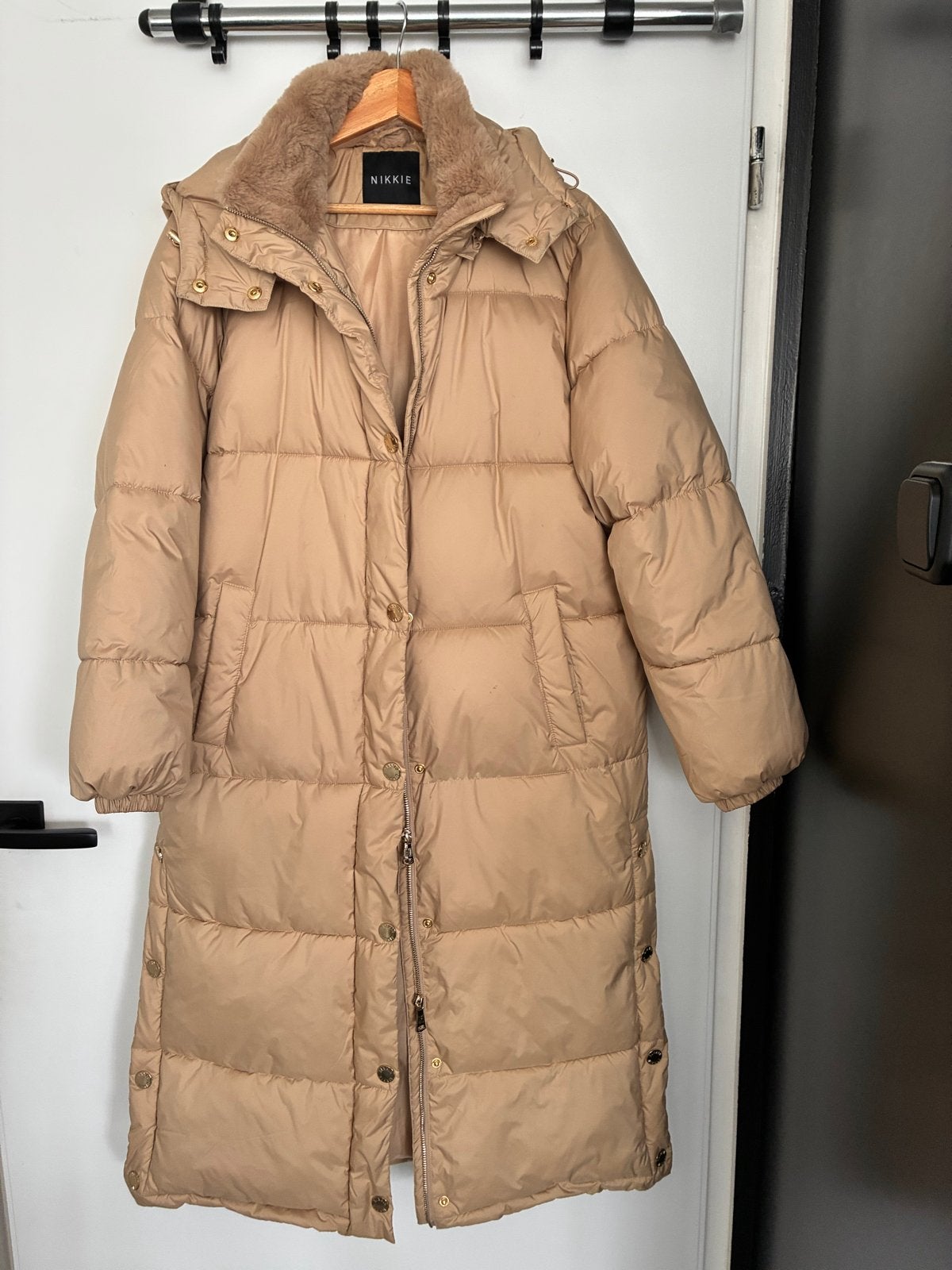 Nikkie lange pufferjas met bontkraag - Maat 38, Kleding | Dames, Ophalen of Verzenden, Zo goed als nieuw, Maat 38/40 (M), Beige