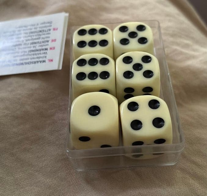 6 nieuwe dobbelstenen in doosje, Ophalen of Verzenden, Nieuw