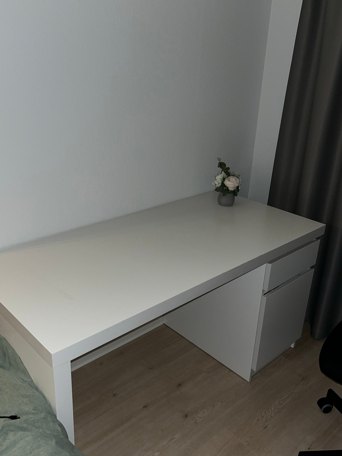 Ikea MALM Bureau wit 140x65 cm + FLINTAN bureaustoel, Huis en Inrichting, Bureaus, Ophalen, Spaanplaat of MDF, Zo goed als nieuw