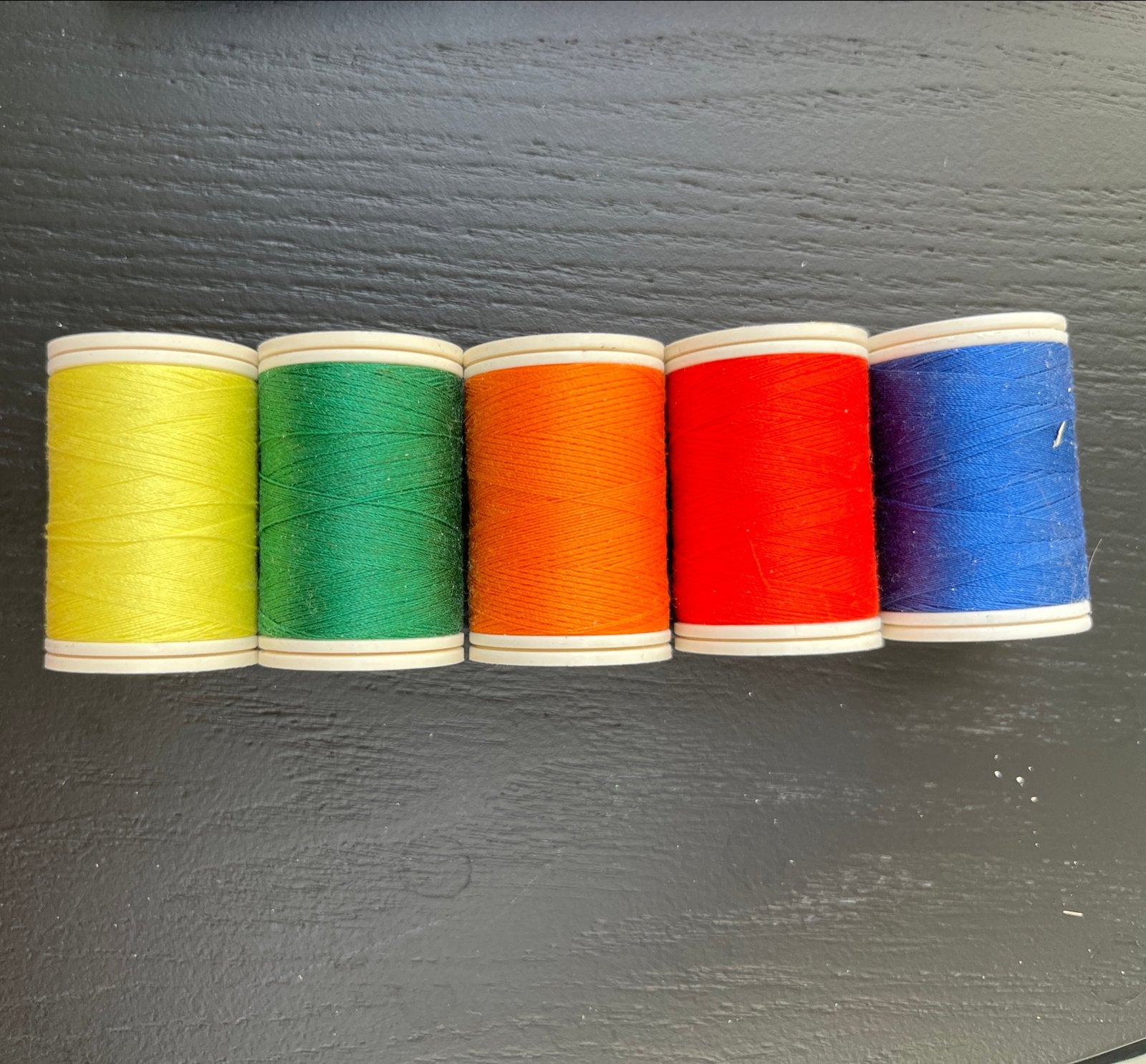 Set van 5 Duet naaigarens - diverse kleuren, Verzenden, Nieuw, Garen of Naald(en)