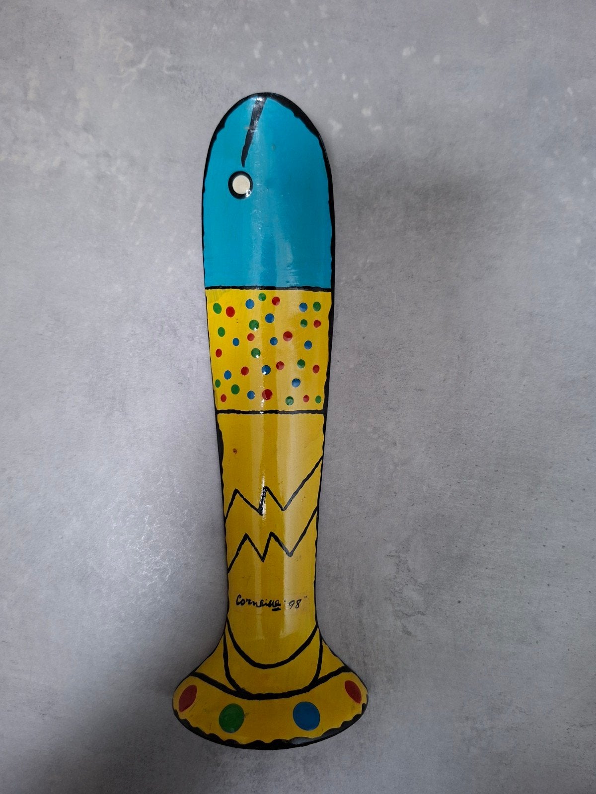 Kleurrijke houten vis sculptuur, gesigneerd 'Corneille '98', Handgemaakt, Ophalen of Verzenden, 20 - 50 cm, Zeeleven