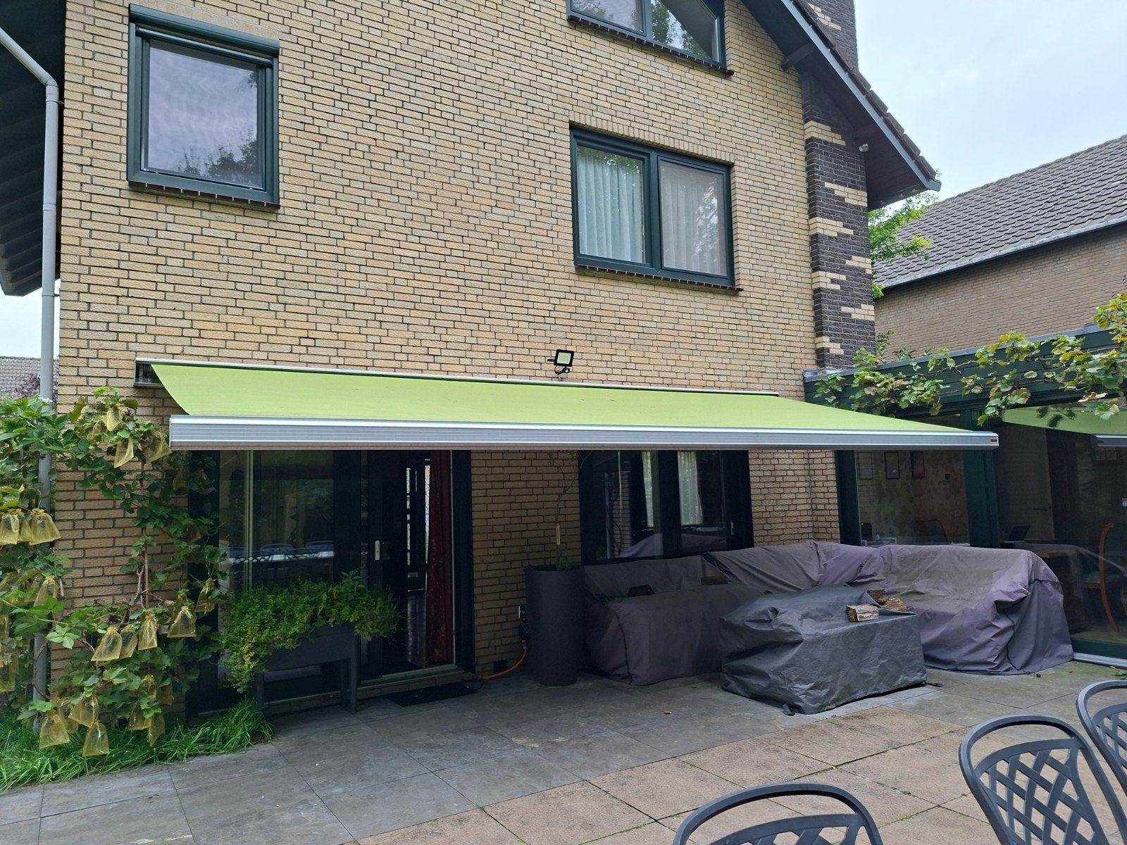 Knikarmscherm - Elektrisch - Groen - 450 cm breed, Tuin en Terras, Ophalen, Gebruikt, 450 cm of meer, Elektrisch