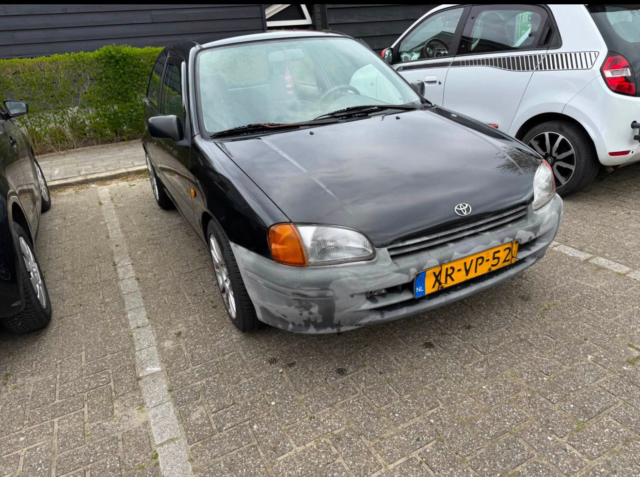 Toyota Starlet 1.3 16V 1999 Zwart, Auto's, 15 km/l, 74 pk, 4 cilinders, Starlet