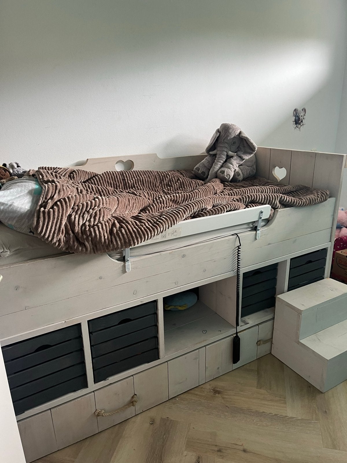 Kinderbed met logeerlade en opbergruimte, Gebruikt, 90 cm, Eenpersoons, Wit