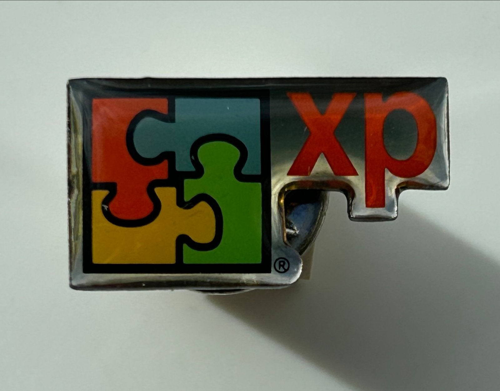 Metalen Pin Windows XP - Nostalgisch Verzamelobject, Ophalen of Verzenden, Gebruikt, Overige onderwerpen, Speldje of Pin