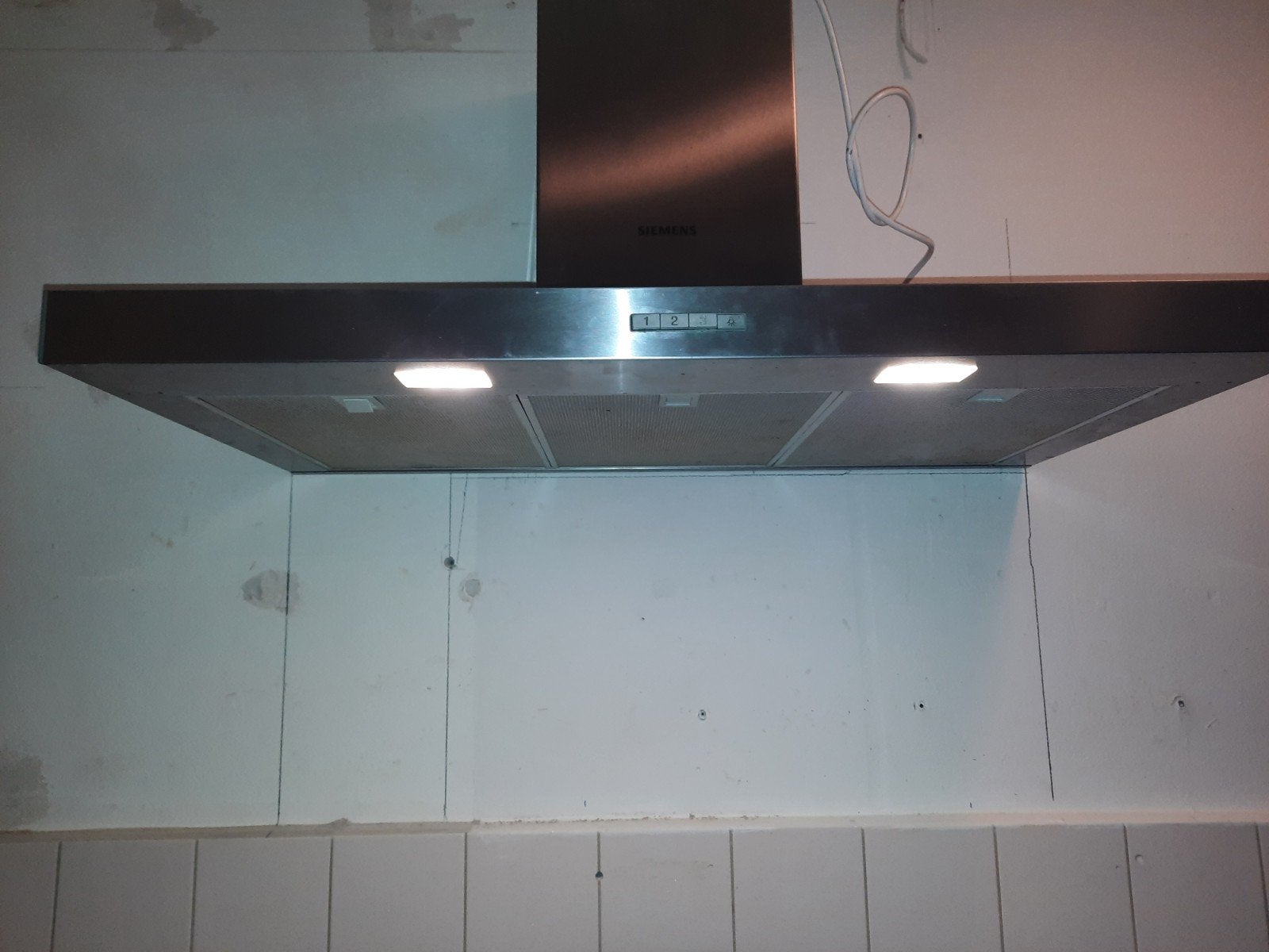 Siemens afzuigkap 90 cm RVS met achterwand, Witgoed en Apparatuur, Ophalen, Wandschouwkap, Zo goed als nieuw, Vrijstaand