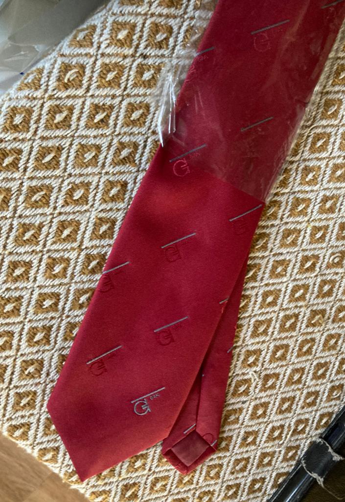 Nieuwe rode GAK stropdas nog in plastic, Ophalen of Verzenden, Nieuw