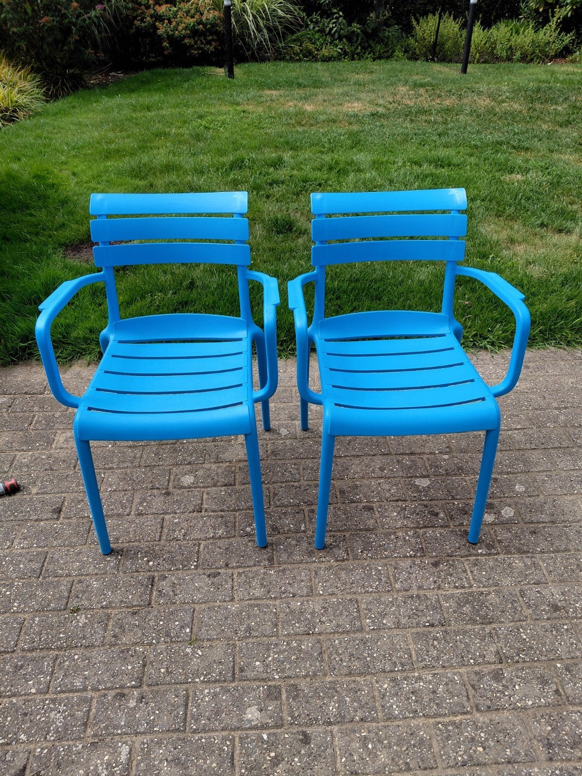 2 blauwe tuinstoelen met armleuningen - Gebruikt, Ophalen, Kunststof, Gebruikt, Twee