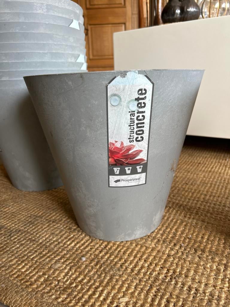 12 bloempotten van Intratuin, betonlook, 25 tot 40 cm, Kunststof, Gebruikt, Rond