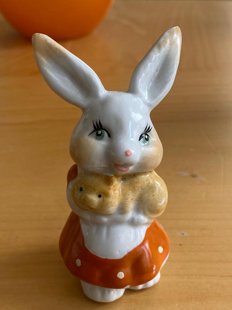 Vintage Pasen Konijn met kat beeldje zgan, Diversen, Pasen, Zo goed als nieuw, Ophalen of Verzenden
