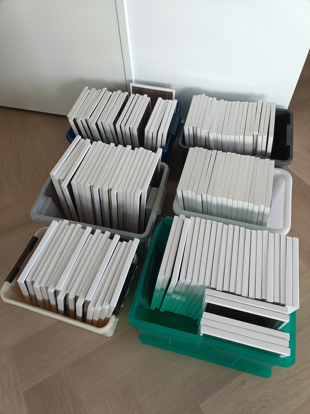 Partij van 126 witte fotolijstjes (A4 formaat), Huis en Inrichting, Ophalen, Kunststof, Gebruikt, Hangend