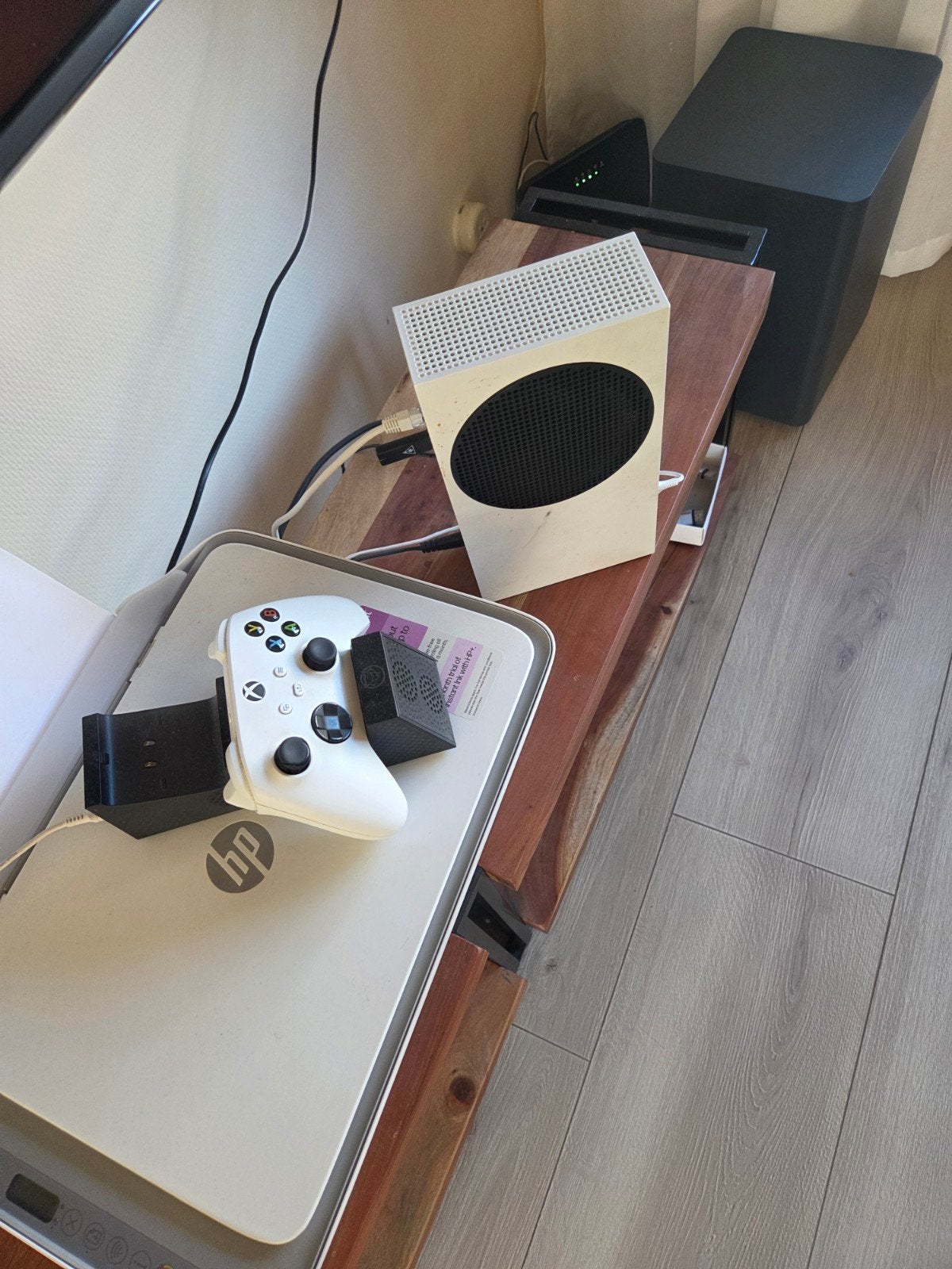 Xbox Series S met controller, oplaadstation en kabels
