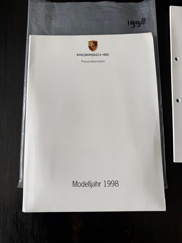 Porsche persmap 1998 origineel met foto’s en dia’s, Boeken, Ophalen of Verzenden, Gelezen, Porsche